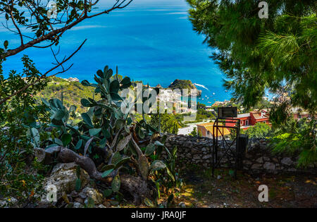 Eine malerische Aussicht von einer Klippe über der Isola Bella, eine kleine Insel im Ionischen Meer von Sizilien in die Stadt Taormina Italien Stockfoto