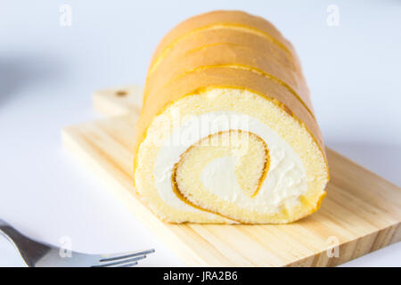Biskuitroulade auf weißem Hintergrund. Stockfoto