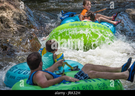 Sommer-Familienspass Schläuche Chattahoochee River durch die Innenstadt von Helen, Georgia in den Blue Ridge Mountains. (USA) Stockfoto