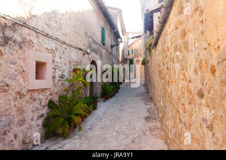 Schöne Straße in Valldemossa, berühmten alten mediterranen Dorfes von Mallorca Spanien Stockfoto