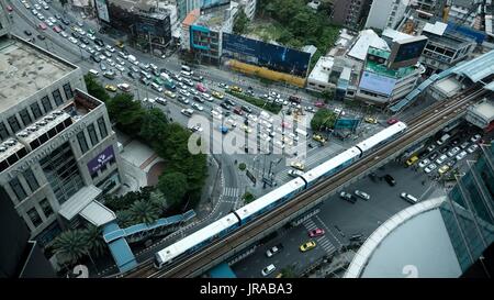 Luftaufnahme der Ratchadapisek Road Klong Toei Bangkok Asoke Sukhumvit Verkehrsknotenpunkt Stockfoto