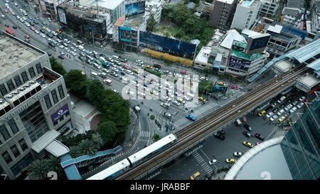 Luftaufnahme der Ratchadapisek Road Klong Toei Bangkok Asoke Sukhumvit Verkehrsknotenpunkt Stockfoto