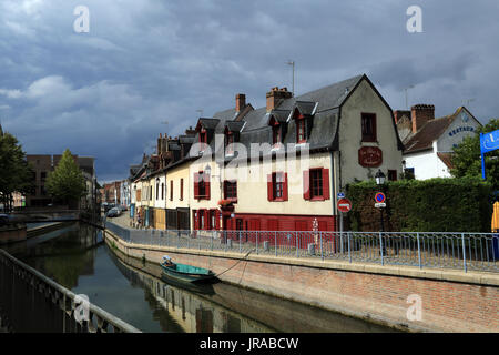 Kanal, Boot und der Rue d'Engoulvent gewinnt in Amiens, Somme, Hauts-de-France, Frankreich Stockfoto