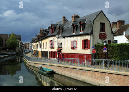 Kanal, Boot und der Rue d'Engoulvent gewinnt in Amiens, Somme, Hauts-de-France, Frankreich Stockfoto