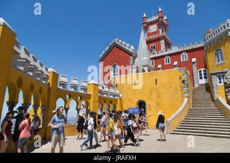 Touristen im National Palast von Pena in Sintra, Portugal Stockfoto