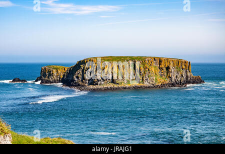 Die Schafe-Insel in der Nähe von Ballintoy, Carrick-a-Rede und Giant es Causeway, North Antrim Coast, County Antrim, Nordirland, Vereinigtes Königreich Stockfoto