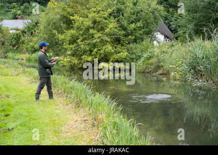 Angler Angeln am Fluss Test, wherwell Forellenpacht, Andover, Hampshire, England, Vereinigtes Königreich Fliegen. Stockfoto