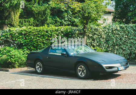 Trento, Italien: 22. Juli 2017: Treffen von Oldtimern. Berühmten Oldtimer auf dem Parkplatz während des Treffens. Vintage-Effekt. Stockfoto