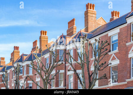 Reihe der typisch englischen Reihenhäuser in West Hampstead, London Stockfoto