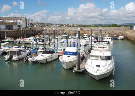 Porthcawl, Wales: Yachten und Boote schwimmen im Hafen der Stadt an einem hellen Sommertag. Stockfoto