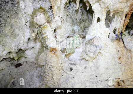 Fairy Grotte, Tropfsteinhöhle Überhang, bewaldeten Kalk Heap neben Minera Steinbruch, Wales Stockfoto