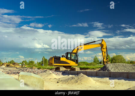 Kettenbagger graben Schaufel am Bau der Umgehungsstraße um Krassnoje Selo, Sankt Petersburg. Schwere maschinen für excavati Stockfoto