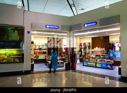 Saigon, Vietnam - 2. Oktober 2016. Duty free Shops am Flughafen Tan Son Nhat in Saigon (Ho-Chi-Minh-Stadt), Vietnam. TSN ist die am stärksten frequentierte Flughafen in Vietnam wi Stockfoto