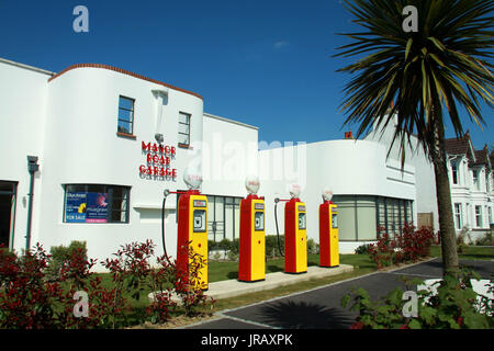 MANOR ROAD GARAGE, EAST PRESTON, WEST SUSSEX, DAS WAR EINMAL EIN VERFALLENES ART DECO PERTOL UND JETZT TRENDIGE WOHNUNGEN Stockfoto