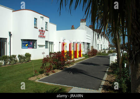 MANOR ROAD GARAGE, EAST PRESTON, WEST SUSSEX, DAS WAR EINMAL EIN VERFALLENES ART DECO PERTOL UND JETZT TRENDIGE WOHNUNGEN Stockfoto