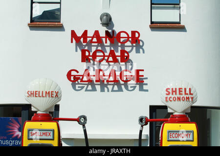 MANOR ROAD GARAGE, EAST PRESTON, WEST SUSSEX, DAS WAR EINMAL EIN VERFALLENES ART DECO PERTOL UND JETZT TRENDIGE WOHNUNGEN Stockfoto