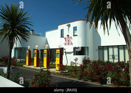 MANOR ROAD GARAGE, EAST PRESTON, WEST SUSSEX, DAS WAR EINMAL EIN VERFALLENES ART DECO PERTOL UND JETZT TRENDIGE WOHNUNGEN Stockfoto