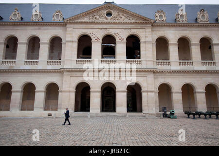 PARIJS, Frankrijk - Juli 23, 2017: Die schöne Fassade des Musée de l'Armée mit einem Herrn im Vordergrund. Dies ist ein Militärmuseum in Paris Stockfoto