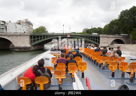 PARIJS, Frankrijk - Juli 24: Touristen genießen Sie eine Bootsfahrt auf der Seine in Paris. Stockfoto