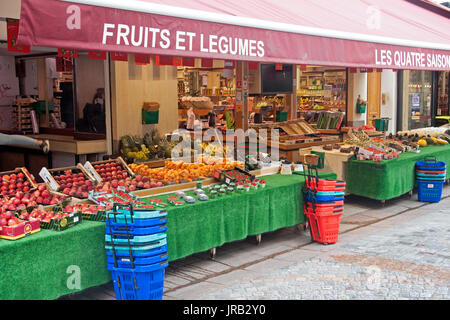PARIJS, Frankrijk - Juli 23, 2017: Gemüse Laden in Paris, hier sind verschiedene Arten von Obst und Gemüse verkauft. Stockfoto