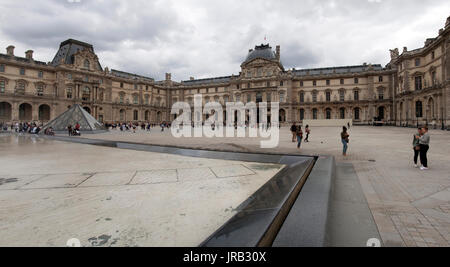 PARIJS, Frankrijk - Juli 23, 2017: Der Louvre in Paris, dem größten Museum der Welt. Louvre Pyramide. Reisen durch ganz Europa. Sehenswürdigkeiten in Frankreich Stockfoto