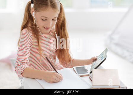 Smart Schülerin arbeiten an home Zuordnung Stockfoto