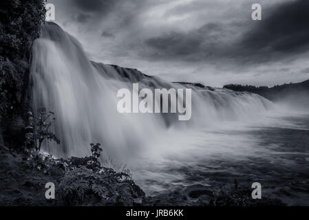 Doutone Bild des Faxi Wasserfälle in Island, mit einer langen Verschlusszeit getroffen, so dass das Wasser verschwommen ist. Stockfoto