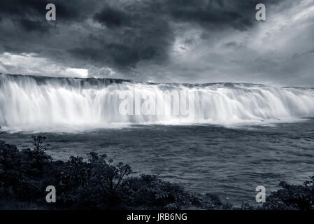 Eine Exposition in Schwarz und Weiß, der Faxi Wasserfall in Island. Stockfoto