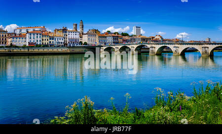 Mâcon am Ufer der Saône in der Saone-et-Loire in Frankreich, im Süden der Region Burgund. Stockfoto