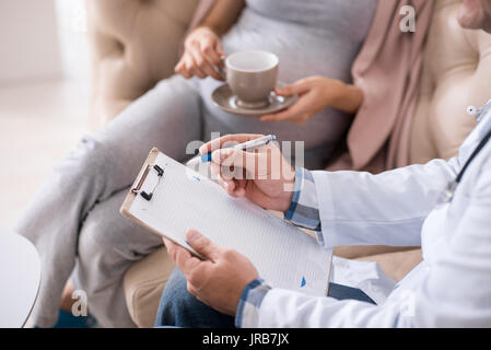 Nahaufnahme der männlichen Händen, das Rezept zu schreiben Stockfoto