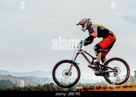 Mann Reiter fällt auf Springen Mountainbiking während der nationalen Meisterschaft Downhill Stockfoto