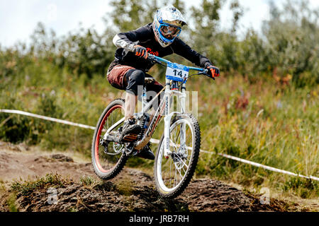 Mann Reiter Mountainbiken in Stein trail während der nationalen Meisterschaft Downhill Stockfoto