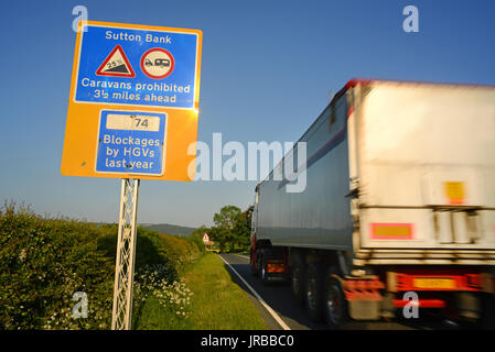 Warnung für LKW-Fahrer von sehr steilen Hügel, Sutton Bank vor North Yorkshire Moors Vereinigtes Königreich Stockfoto