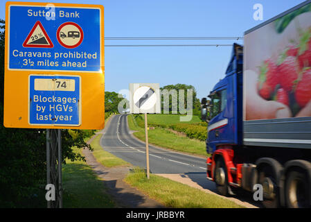 Warnung für LKW-Fahrer von sehr steilen Hügel, Sutton Bank vor North Yorkshire Moors Vereinigtes Königreich Stockfoto