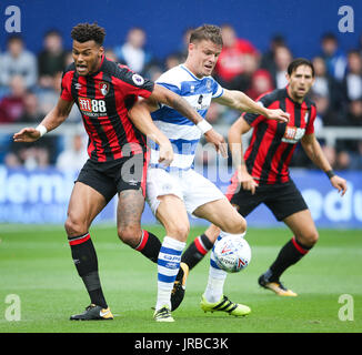 Queens Park Rangers Matt Smith in Aktion mit Bournemouths Tyrone Mings während der pre-Season-Spiel im Stadion Vitalität, Bournemouth. PRESSEVERBAND Foto. Bild Datum: Sonntag, 30. Juli 2017 Stockfoto