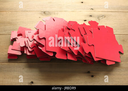 Puzzle auf hölzernen Hintergrund Stockfoto