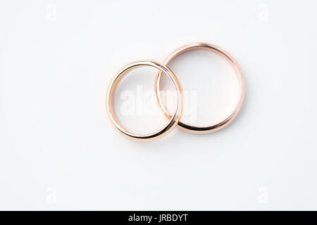 zwei goldene Hochzeit Ringe isoliert auf weißem Hintergrund Trauringe Konzept Stockfoto