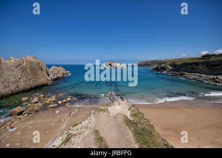 Weitwinkelaufnahme der Playa de la Arnía (Santander, Kantabrien, Spanien) Stockfoto