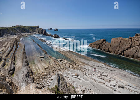 Flysch Arnia Strand (Santander, Kantabrien, Spanien). Stockfoto