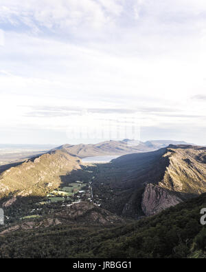 Atemberaubende Aussicht auf den Sonnenuntergang vom Boroka Lookout in den Grampians, Victoria, Australien. Stockfoto