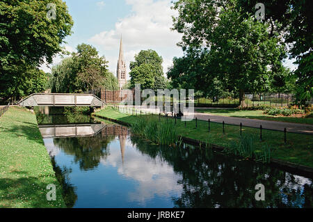 Clissold Park, Stoke Newington London UK, mit der St. Mary's Neue Kirche im Hintergrund Stockfoto