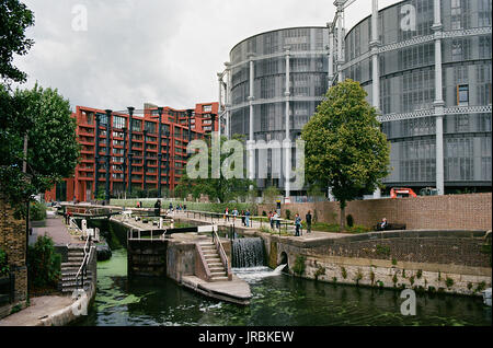 Umgebauten Gasspeicher, Gasbehälter Park, Kings Cross, London, UK, mit St Pancras Lock auf dem Regents Canal und Fußgänger Stockfoto