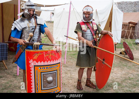 Zwei römische Legionäre, eines mit lorica segmentata Rüstung, die andere in späteren Chain Mail Armor, sowohl Holding pilum, Speer und Schild. Stockfoto