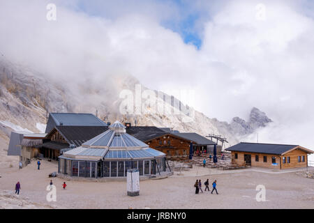 Gletschergarten Restaurant und die Bergstation der Bahn, Zugspitze, Bayern, Deutschland Stockfoto