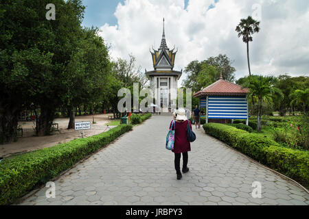 Ein Denkmal Stupa mit aufopfernder Schädel in Choeung Ek Killing Field gefüllt. Kambodscha Stockfoto