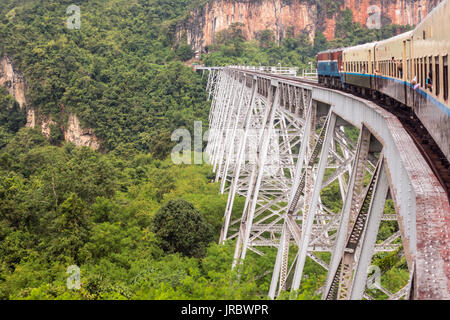 Zug passiert den berühmten Viadukt Goteik zwischen Pyin Oo Lwin und Hsipaw in Myanmar Stockfoto