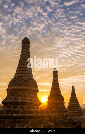Schönen Sonnenaufgang über dem buddhistischen Pagoden in Bagan, Myanmar Stockfoto