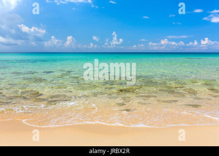 Tropischen weißen Sandstrand mit türkisfarbenem Wasser, unter blauem Himmel. Paradies Hintergrund Stockfoto