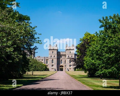 Windsor Castle Blick von dem langen Spaziergang, Windsor, Berkshire, England, UK, GB. Stockfoto