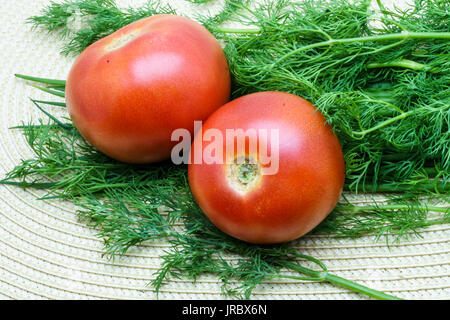 Tomaten und Dill auf einer Serviette wicker Stockfoto